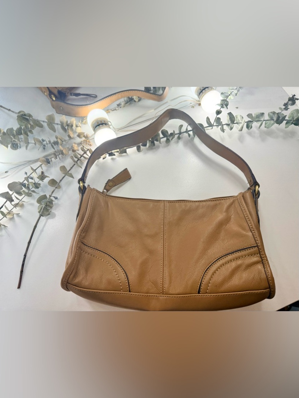 Vintage Women's Tan Leather Shoulder Bag - Sleek Everyday Carry